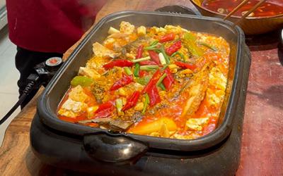 萬州烤魚技術培訓哪里好？解鎖地道風味，開啟創(chuàng)業(yè)新篇