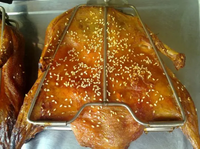 手撕烤鴨技術(shù)培訓(xùn)班在哪里？飄味緣小吃培訓(xùn)學(xué)校專業(yè)解答